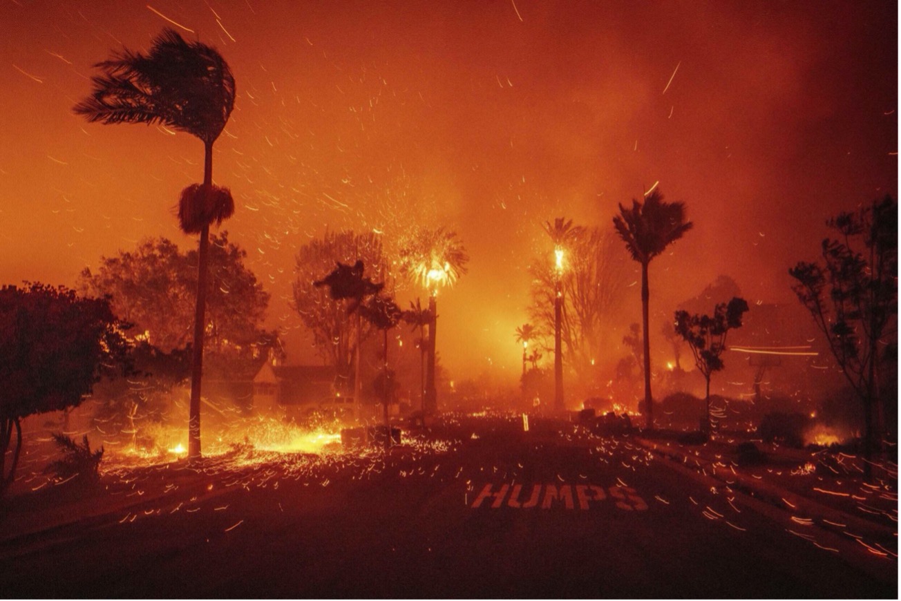 El incendio de Palisades arrasa un barrio en medio de fuertes vientos en el barrio de Pacific Palisades de Los Ángeles, el 7 de enero de 2025. AP - Ethan Swope