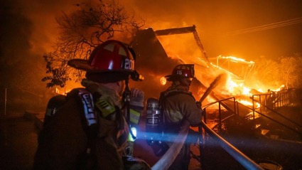 Varios bomberos trabajan tratando de extinguir el fuego en Palisades Apu Gomes/Getty Images